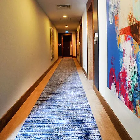 Tryp By Wyndham Basin Ekspres Отель